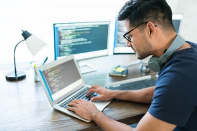 Frontend Engineer (React / Next.js) – Qatar